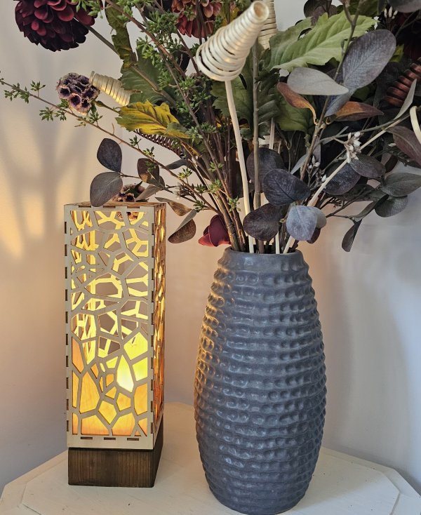 Fönsterlampa kub stenmönstrad av olika trämatreal. - Bild 4