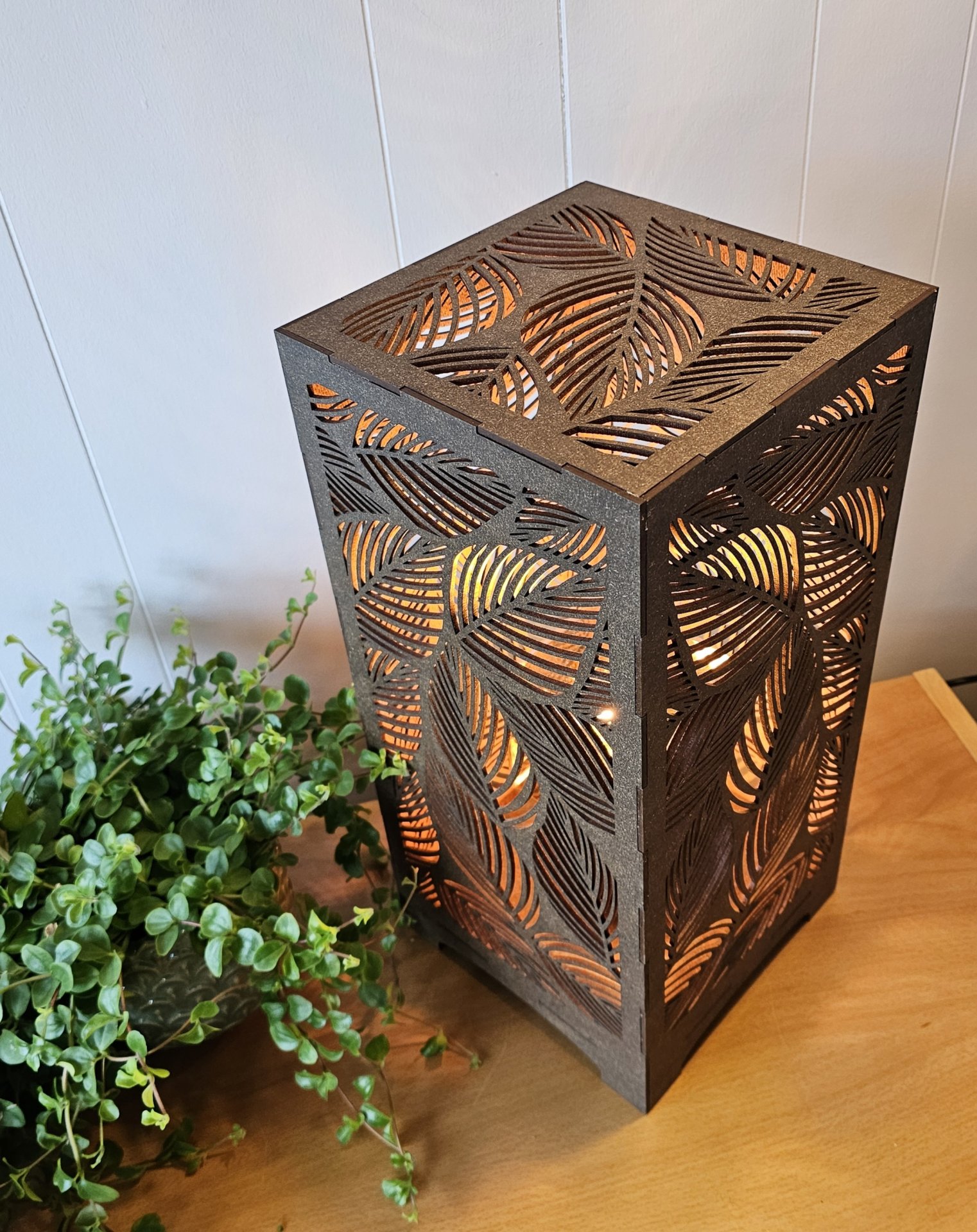 Saga lampa löv