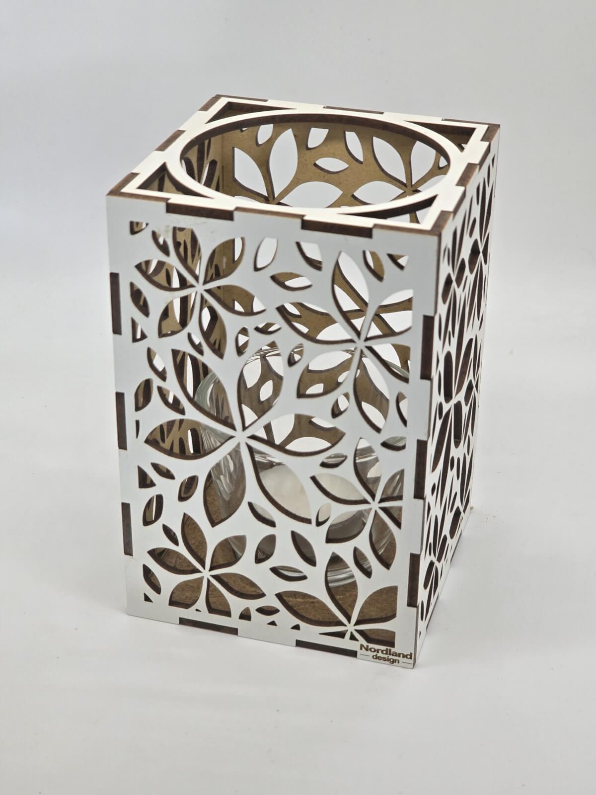 Ljuslyktan Lily i vit – handgjord trälykta med frostinspirerat mönster som ger ett ljust och harmoniskt sken. Svenskt hantverk från Nordland Design.