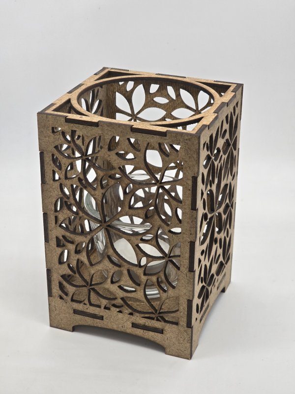 Ljuslyktan Lily i natur – handgjord trälykta med frostinspirerat mönster som sprider ett mjukt och stämningsfullt ljus. Tillverkad i Sverige av Nordland Design.