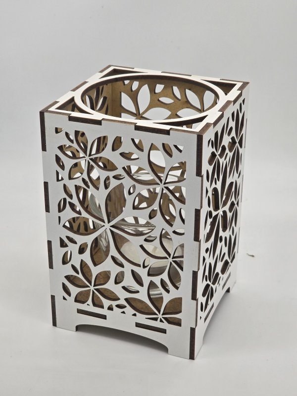 Ljuslyktan Lily i vit – handgjord trälykta med frostinspirerat mönster som sprider ett mjukt och stämningsfullt ljus. Tillverkad i Sverige av Nordland Design.