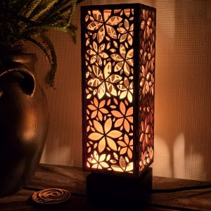 Lily bordslampa på fot av trä.