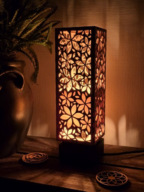 Lily bordslampa på fot av trä.