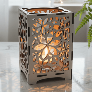 Ljuslyktan Lily i vit – handgjord trälykta med frostinspirerat mönster som ger ett ljust och harmoniskt sken. Svenskt hantverk från Nordland Design.