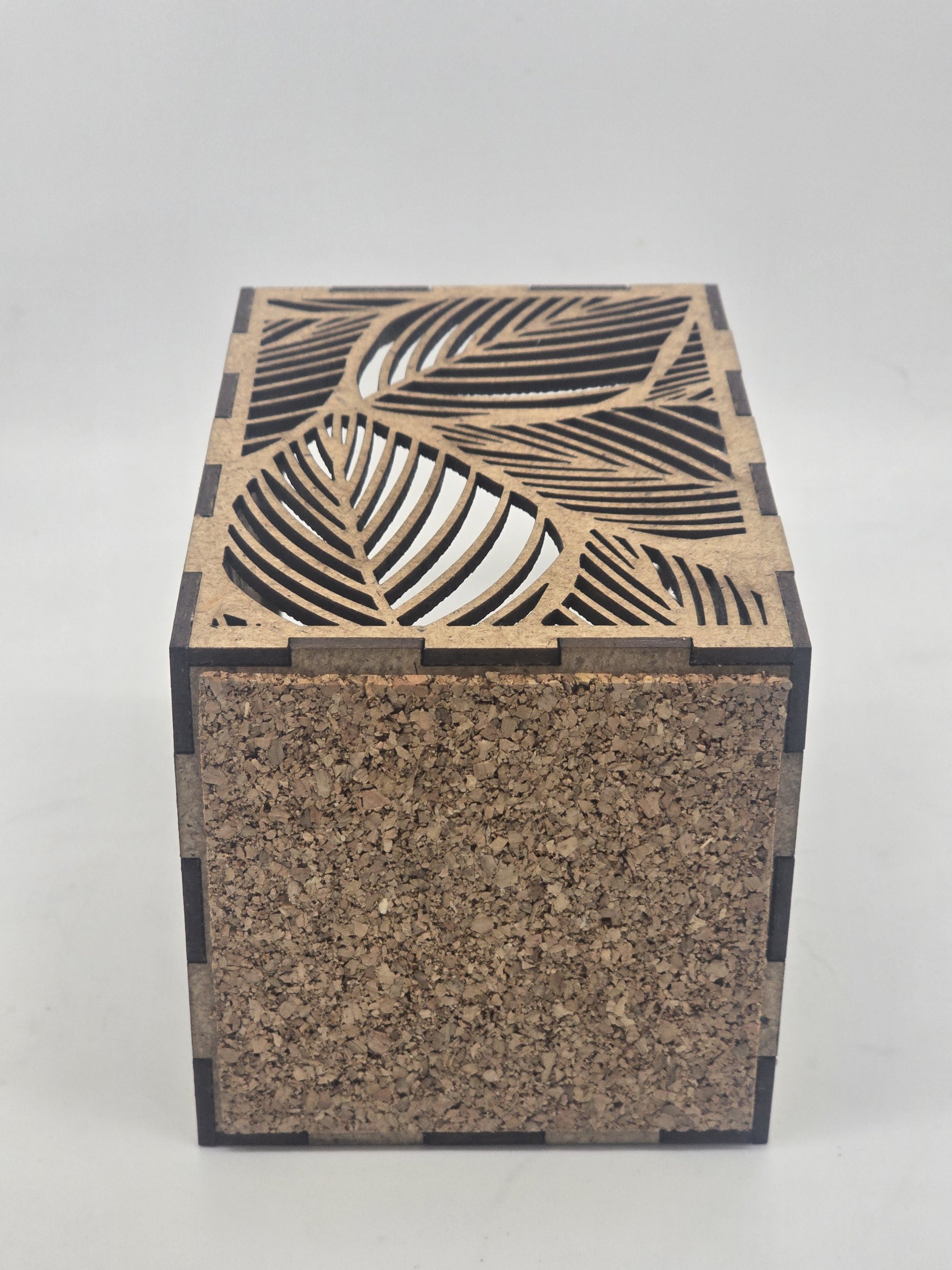 Ljuslyktan Saga – Handgjord ljuslykta i trämaterial. - Bild 8