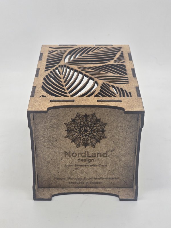 Ljuslyktan Saga – Handgjord ljuslykta i trämaterial.