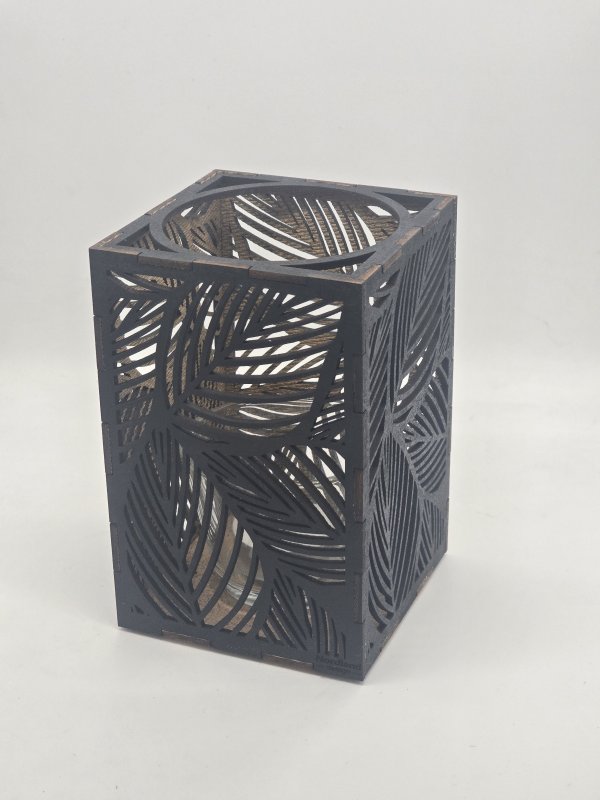 Ljuslyktan Saga i svart – handgjord trälykta med lövmotiv som ger ett elegant och stämningsfullt ljus. Tillverkad i Sverige av Nordland Design.