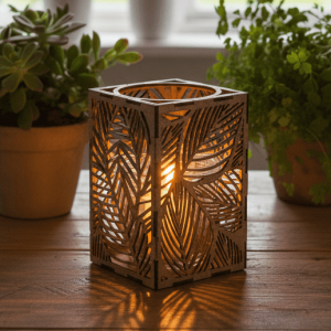 Ljuslyktan Saga i svart – handgjord trälykta med lövmotiv som ger ett elegant och stämningsfullt ljus. Tillverkad i Sverige av Nordland Design.