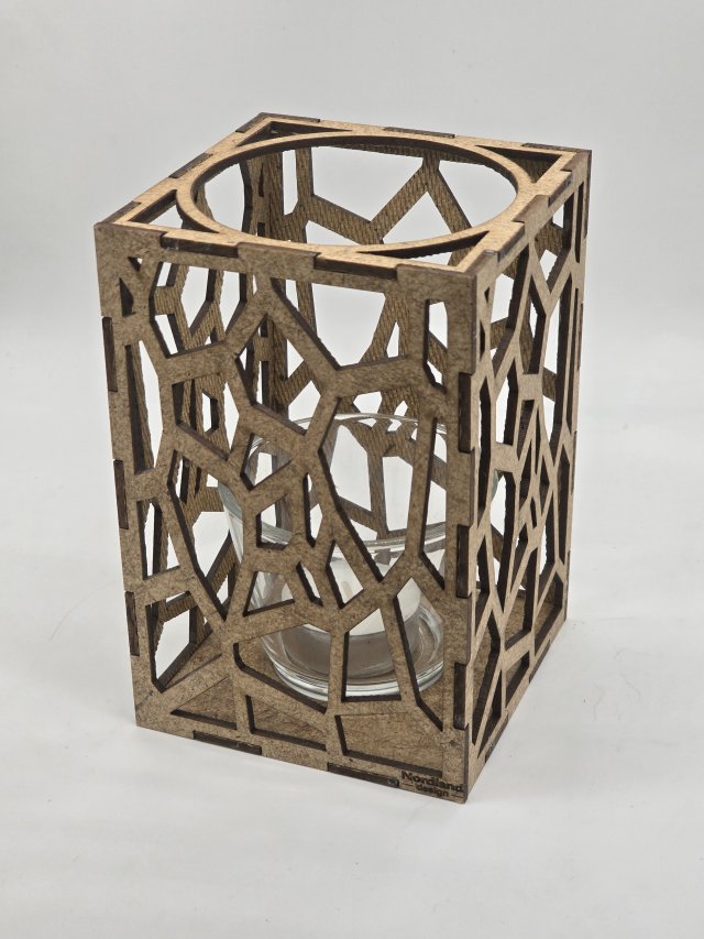 Ljuslyktan Stenar i natur med korkbotten – handgjord trälykta med stenmotiv som sprider ett varmt och naturligt ljus. Tillverkad i Sverige av Nordland Design.