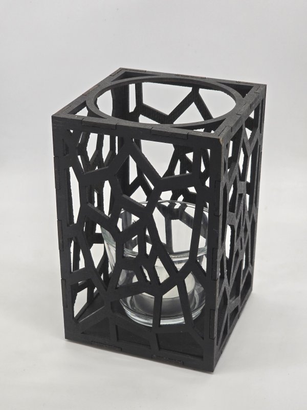 Ljuslyktan Stenar i svart med korkbotten – handgjord trälykta med utskuret stenmotiv som sprider ett varmt och stämningsfullt ljus. Tillverkad i Sverige av Nordland Design.