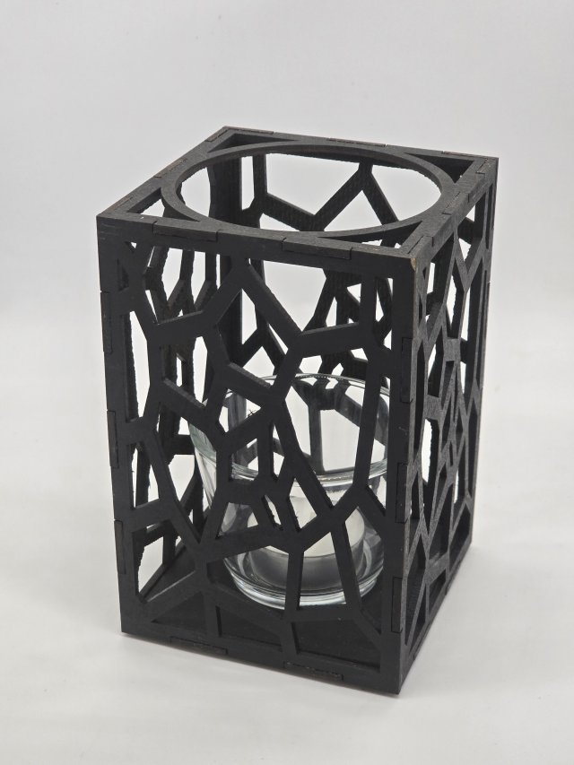 Ljuslyktan Stenar i svart med korkbotten – handgjord trälykta med utskuret stenmotiv som sprider ett varmt och stämningsfullt ljus. Tillverkad i Sverige av Nordland Design.