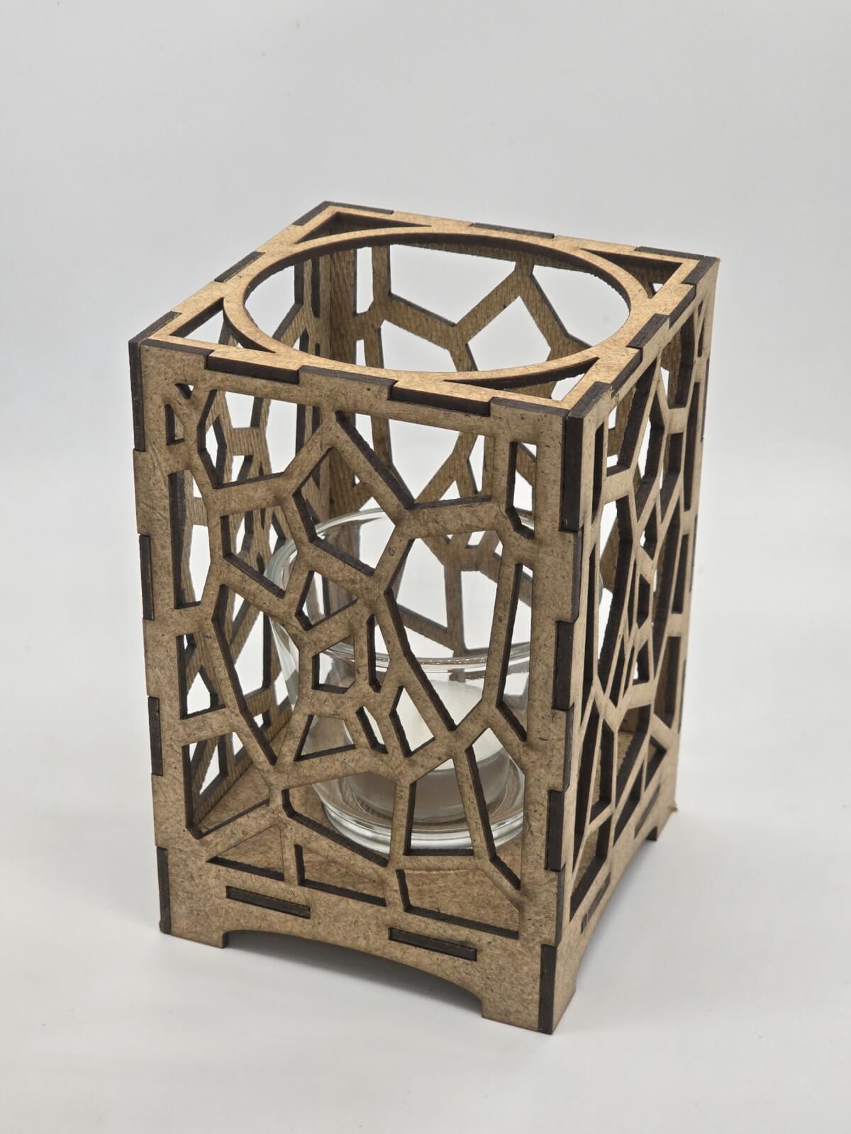 Ljuslyktan Stenar – dekorativ ljuslykta i trä med utskuret stenmotiv, handgjord i Sverige av Nordland Design.