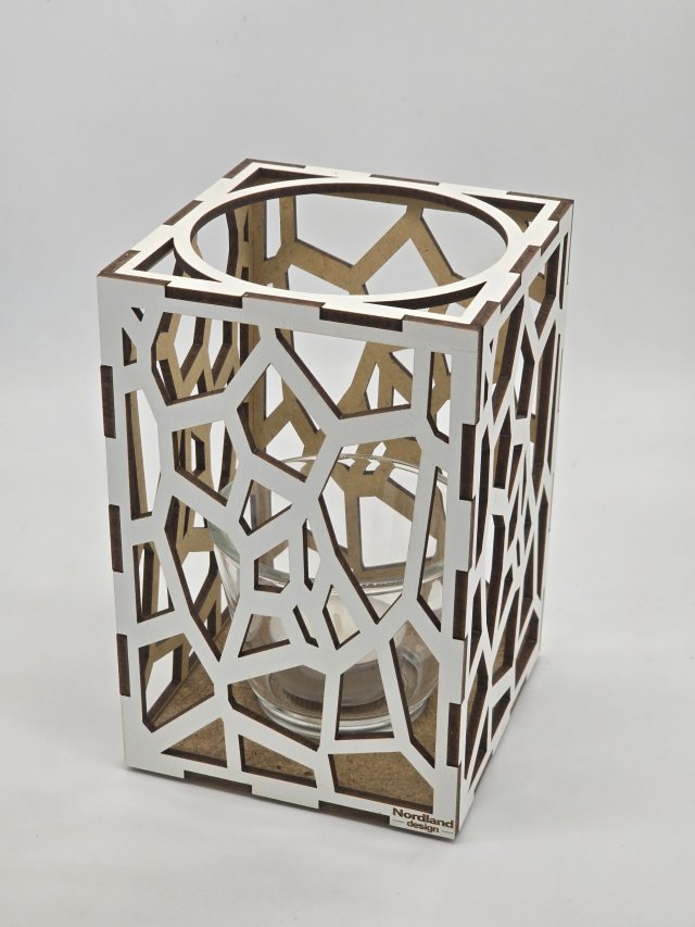 Ljuslyktan Stenar i vitt – handgjord trälykta med utskuret stenmotiv som sprider ett varmt, stämningsfullt ljus. Tillverkad i Sverige av Nordland Design.