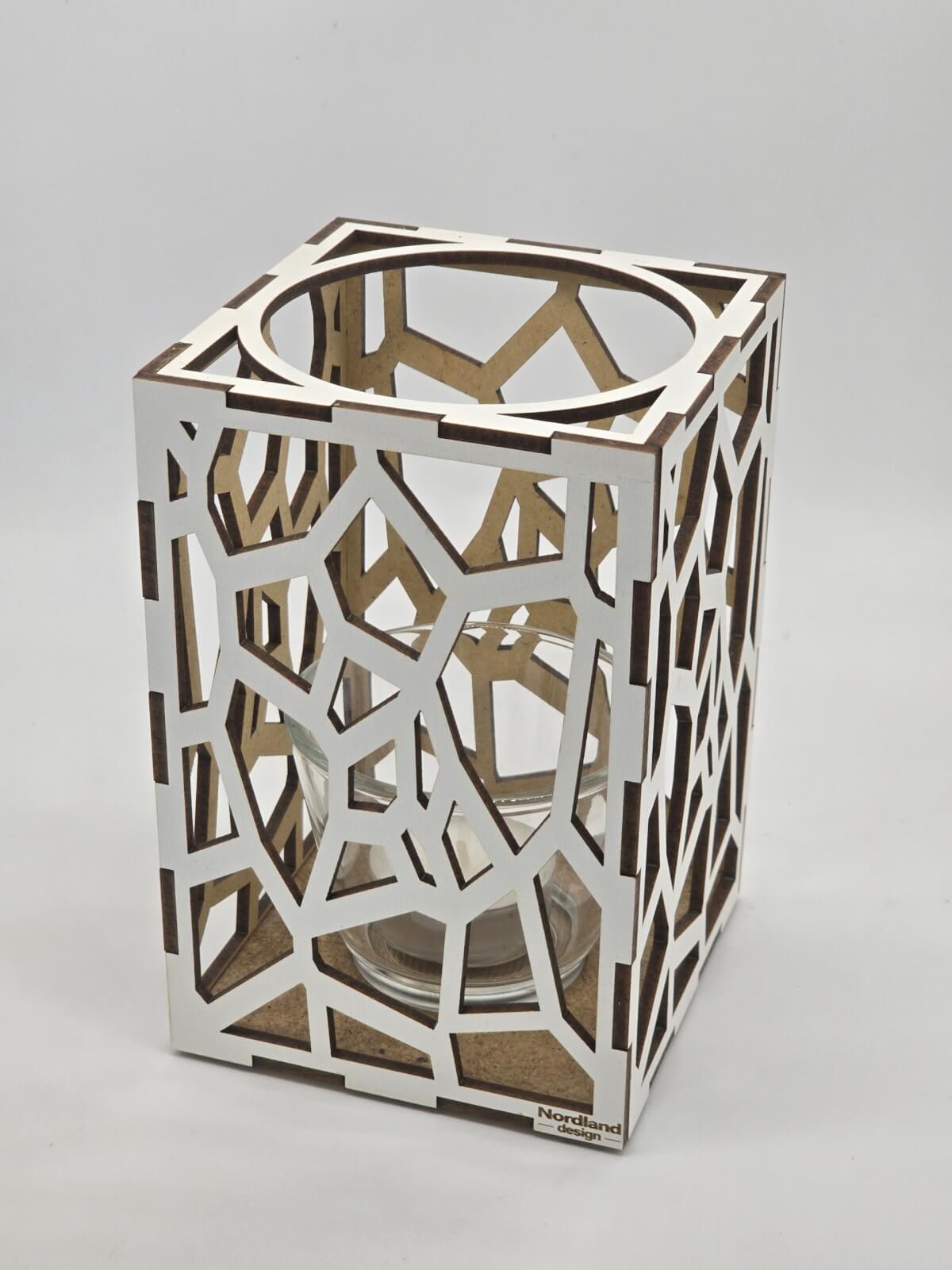 Ljuslyktan Stenar i vitt – handgjord trälykta med utskuret stenmotiv som sprider ett varmt, stämningsfullt ljus. Tillverkad i Sverige av Nordland Design.