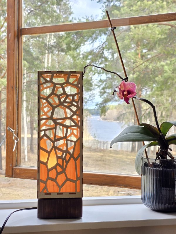 Fönsterlampa kub stenmönstrad av olika trämatreal. - Bild 2
