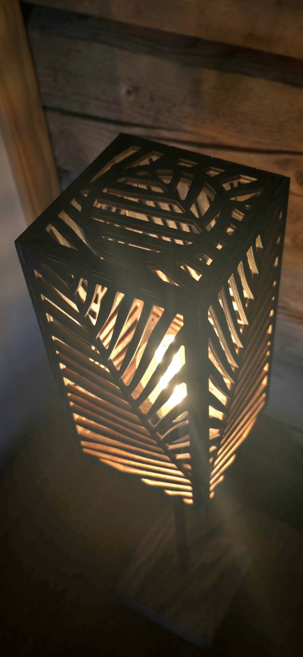 Lory bordslampa med träfot och lampskärm i trä - Bild 11