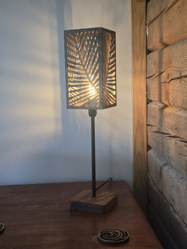 Lory bordslampa med träfot och lampskärm i trä - Bild 10