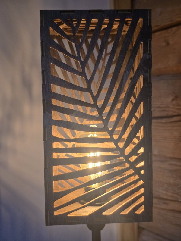Lory bordslampa med träfot och lampskärm i trä - Bild 9